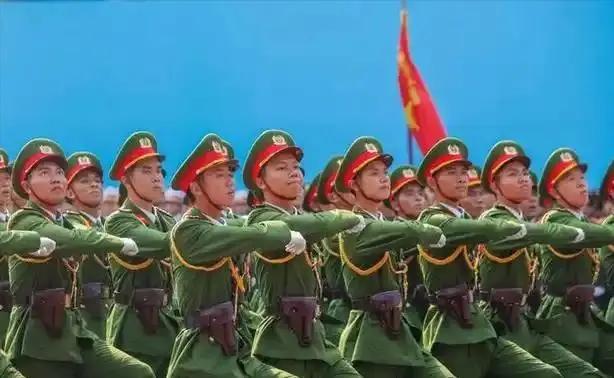 越南阅兵的正步为什么看起来总是松松垮垮的？九月二号是越南八月革命暨国庆八十