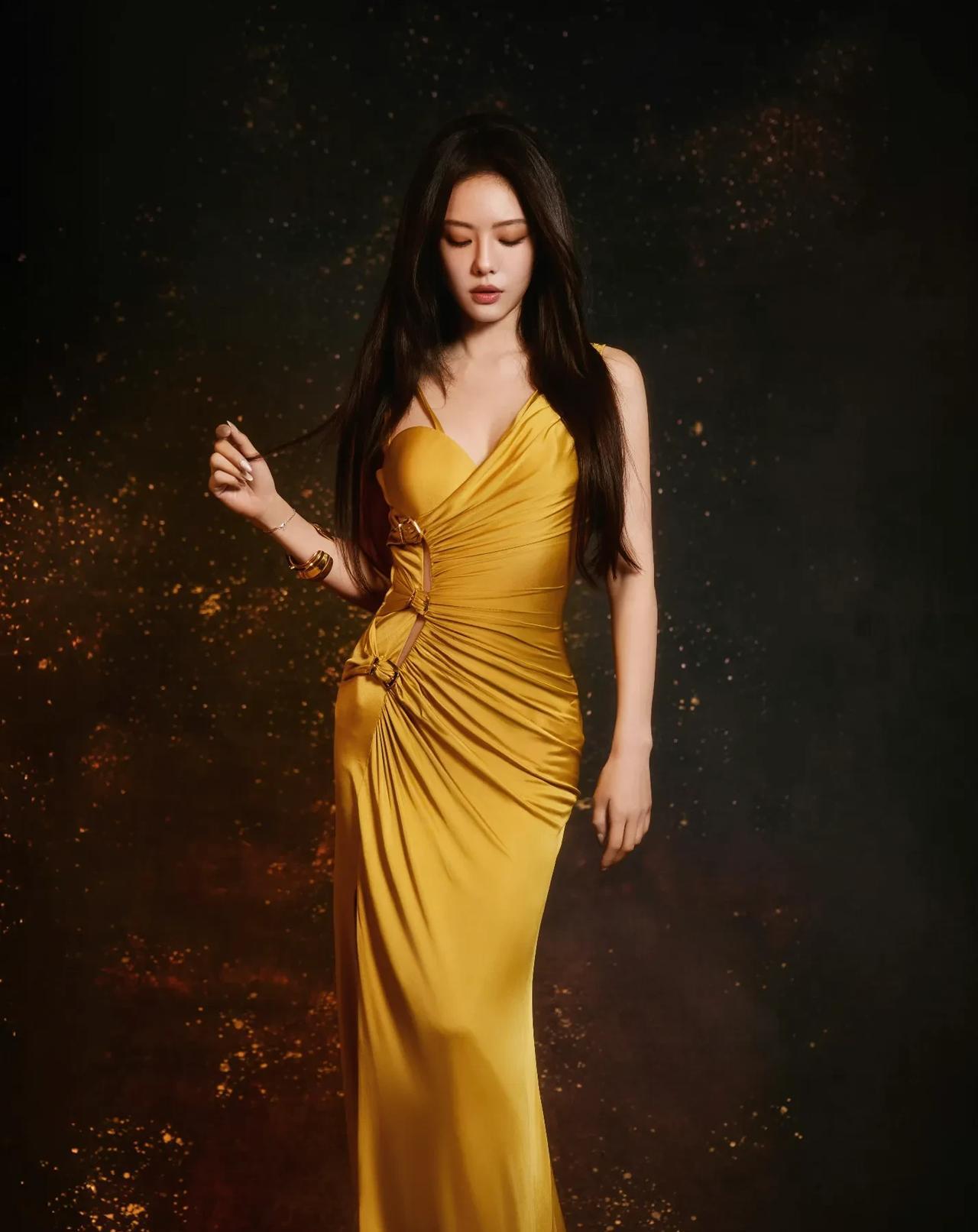 蔡文静缎面吊带裙柔润光泽，尽显曼妙身姿