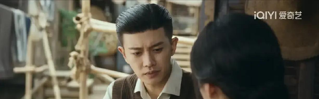 凌晨三点，何贤的正室郭绮文，把最后一碗白粥推给了婆婆。自己饿着，孩子也看着。