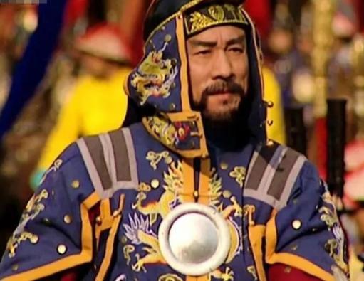 妻子病重在床，26岁的张廷玉却在忙着娶二房。拜完天地后，张廷玉跑进洞房，径直走到