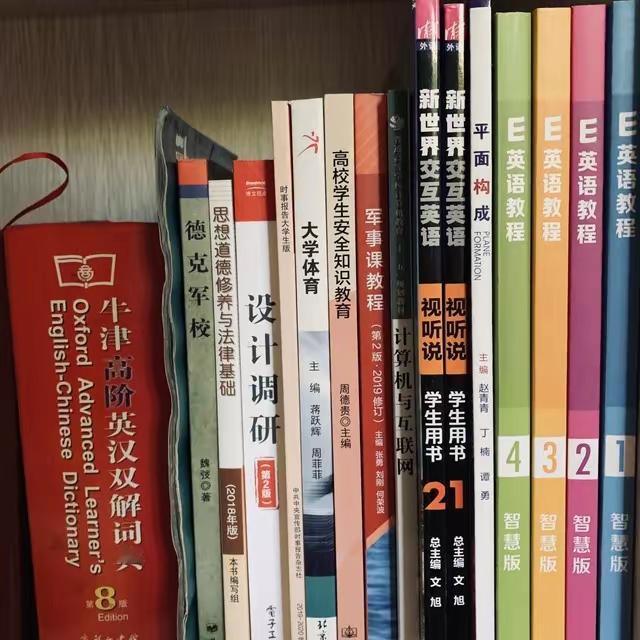 人到了中年再聊英语主科这桩事，最大的荒唐，是我们天天喊着要给孩子减负，转头