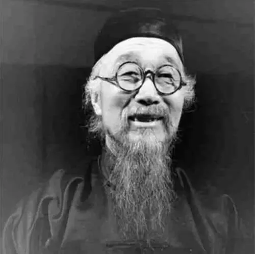 1919年，俄国大力士在北京设下擂台，但连续几天无人应战，他便讥笑中国人是东亚病