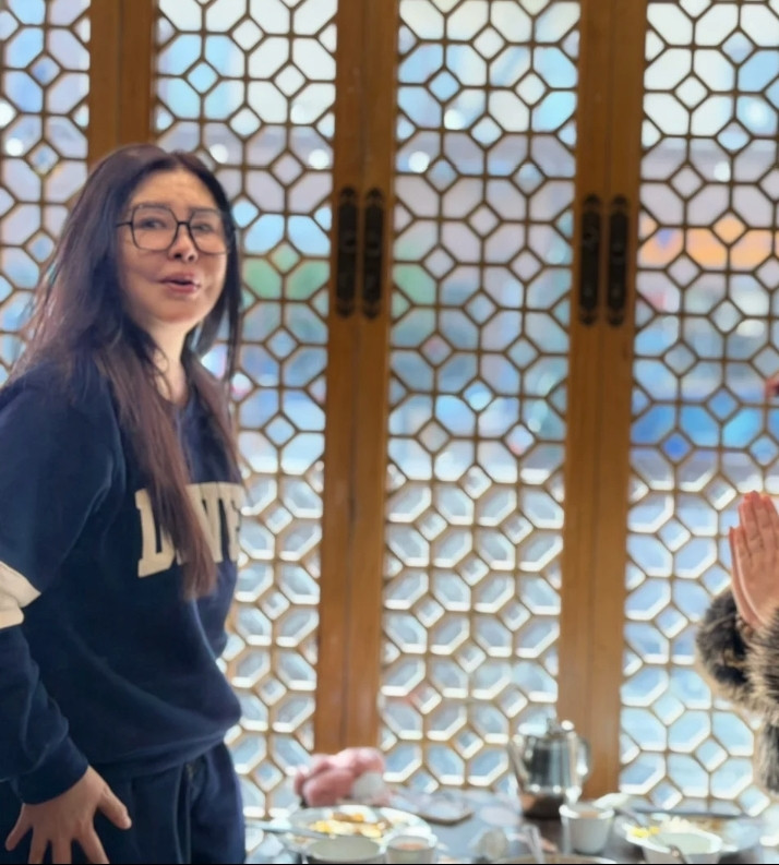 王祖贤会友素颜脸肿头发乱如枯草，状态被吐槽变化太大了！ 58岁了，还想怎样？