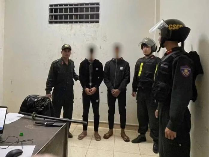 越南特警抓到的斗殴少年，缴获长刀