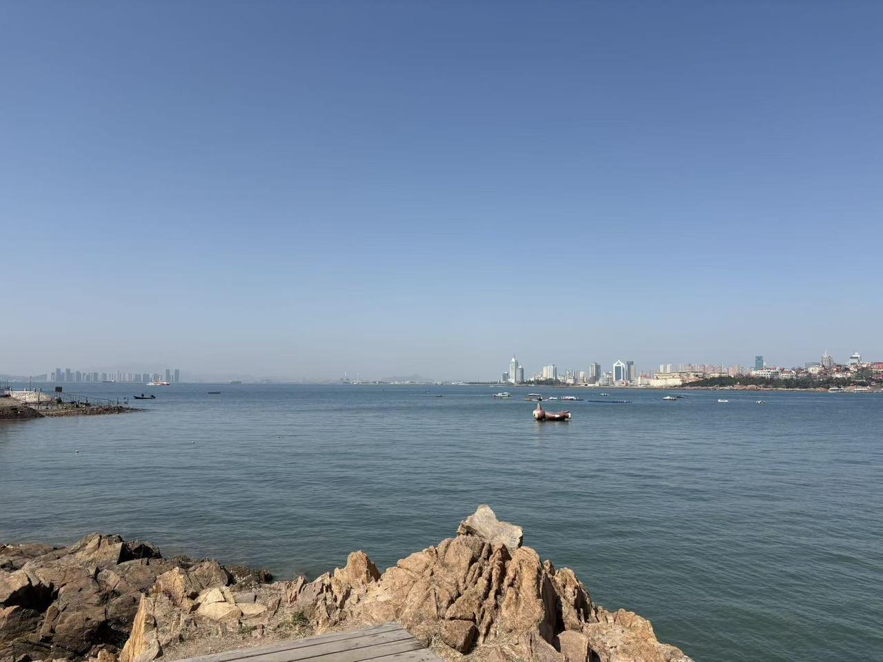 春日生活打卡季青岛的春日美得像一幅画。庙石绝对是春日宝藏打卡地，3月下旬这里就