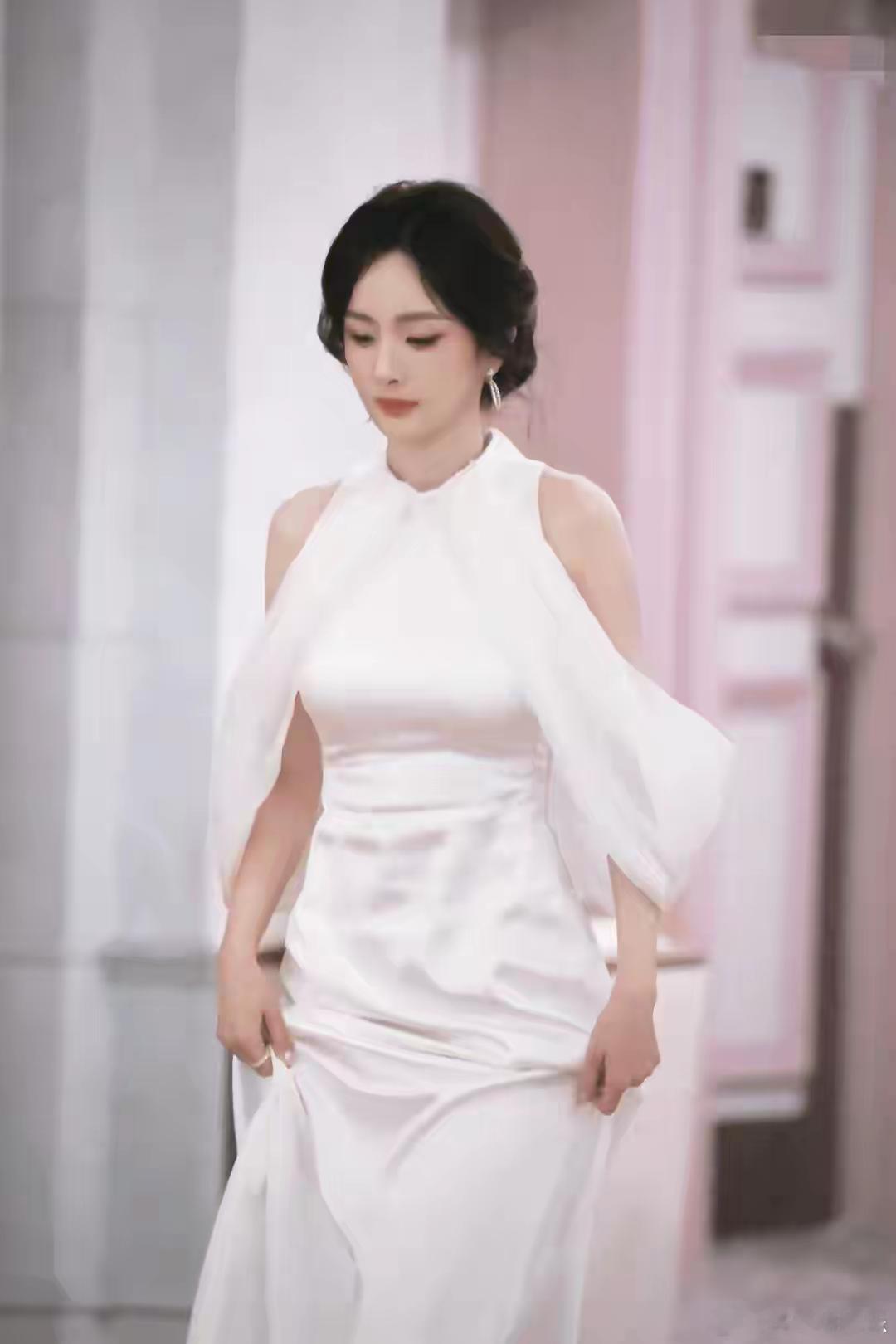 杨幂身着一袭纯白长裙出席VOGUE观影之夜，是谁的白月光归来了​​​