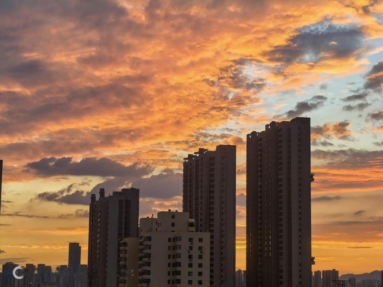 今晚兰州有火烧云啊，实在是太美了。集中降雨总算是暂退，一天雨下的兰州气温降了