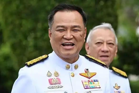 再次出任泰国总理的阿努廷，很快就用一个动作引爆舆论：他宣布把自己的座驾从