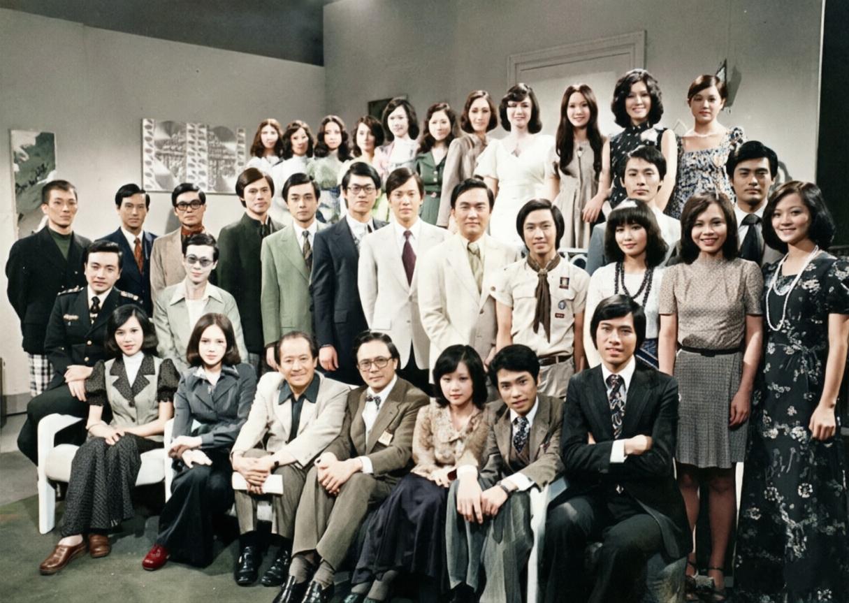 这是1974年香港无线第三期艺员训练班毕业典礼照：我认出了前排右二的吴孟达，