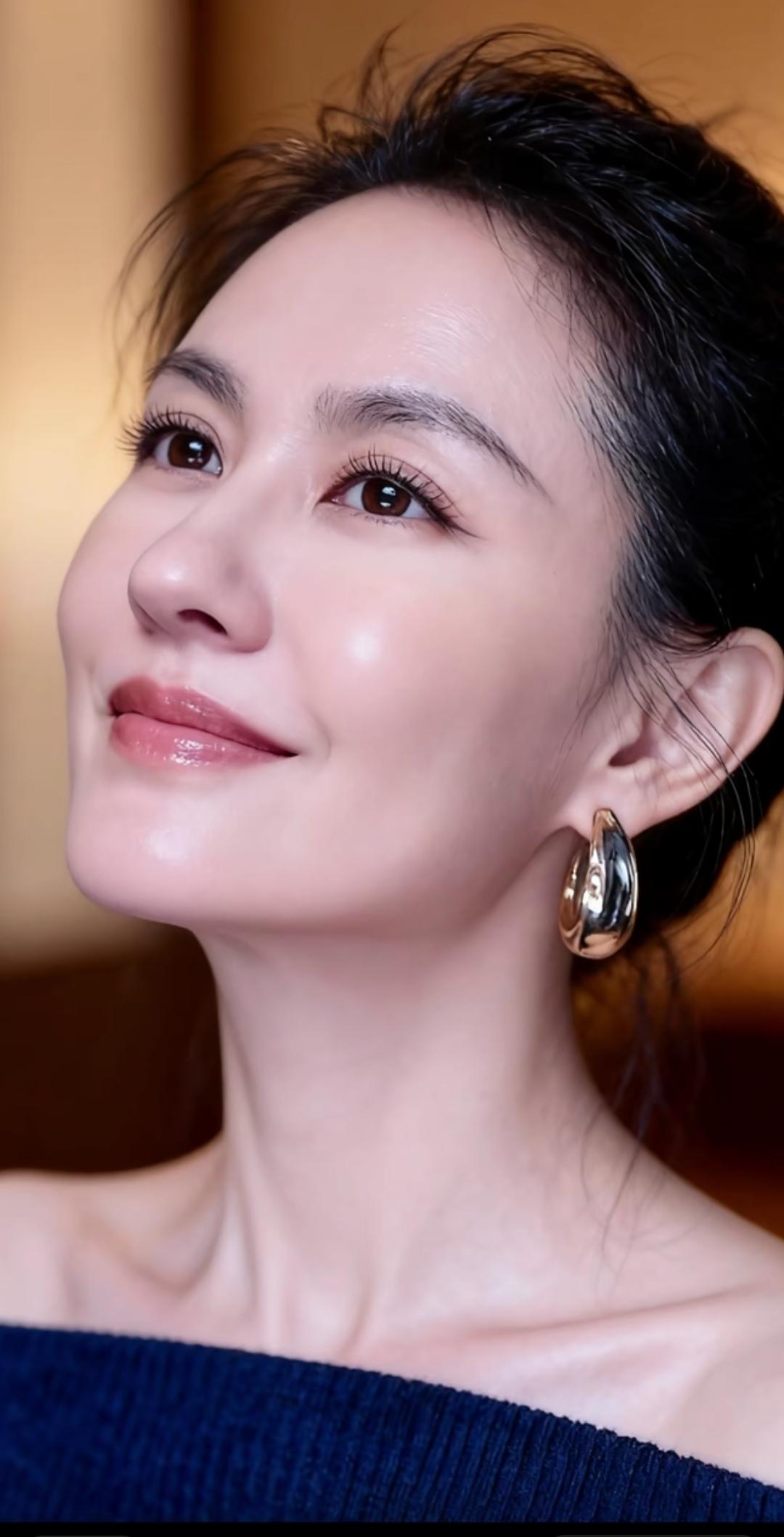 优雅气质，一抹微笑，闪耀耳环，完美侧颜