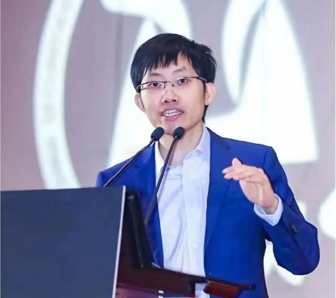 过去几年，梁文锋始终在探索人工智能距离“真正智能”之间存在的核心差距。如今他认为