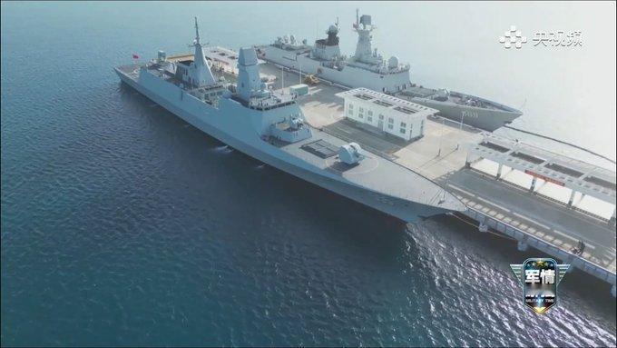 近日，054B型首舰555“钦州舰”与054A型569“玉林舰”同框照刷屏军迷圈