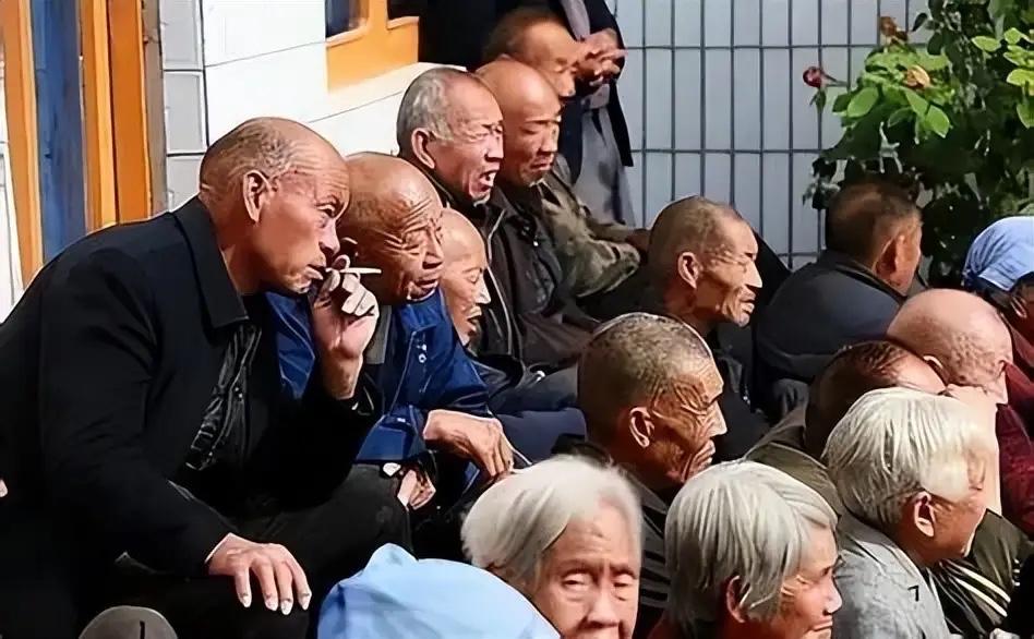 我国即将迎来人口死亡高峰？三年间去世3200多万人，速度十分惊人官方数据实锤