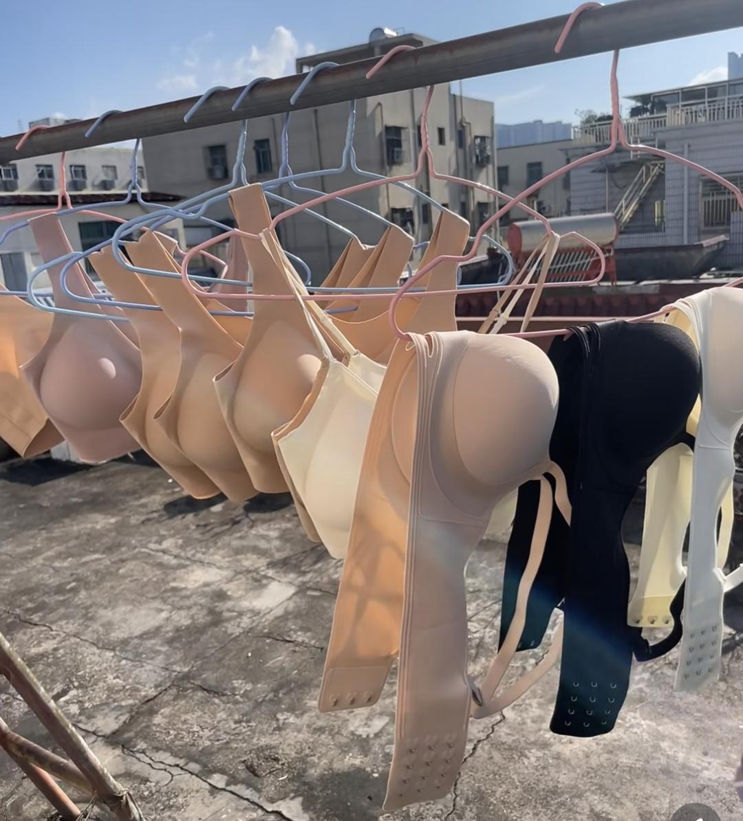 太无语了，内衣这么私密的东西，往天楼上晒，款式还挺多也不怕被偷走。真是太粗心