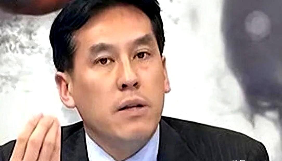 被当众戳穿“你变了”，黄暐瀚脸色铁青，嘴唇动了动，一个字都没说。罗智强在节目