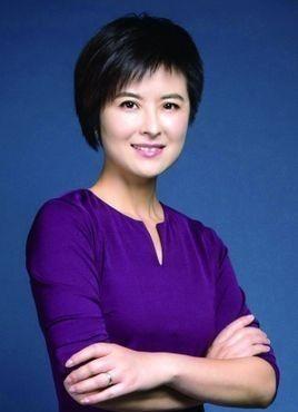 2015年，42岁的“央视主持人”张泉灵因病辞职！辞职不久，她瞒着60岁的老公老