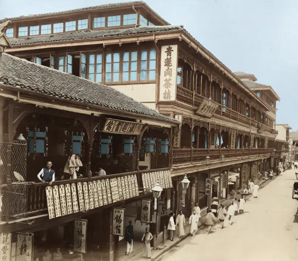 清末民初，上海福州路的“青莲阁”，两层中式骑楼建筑带着黛瓦飞檐，木质栏杆围起的二