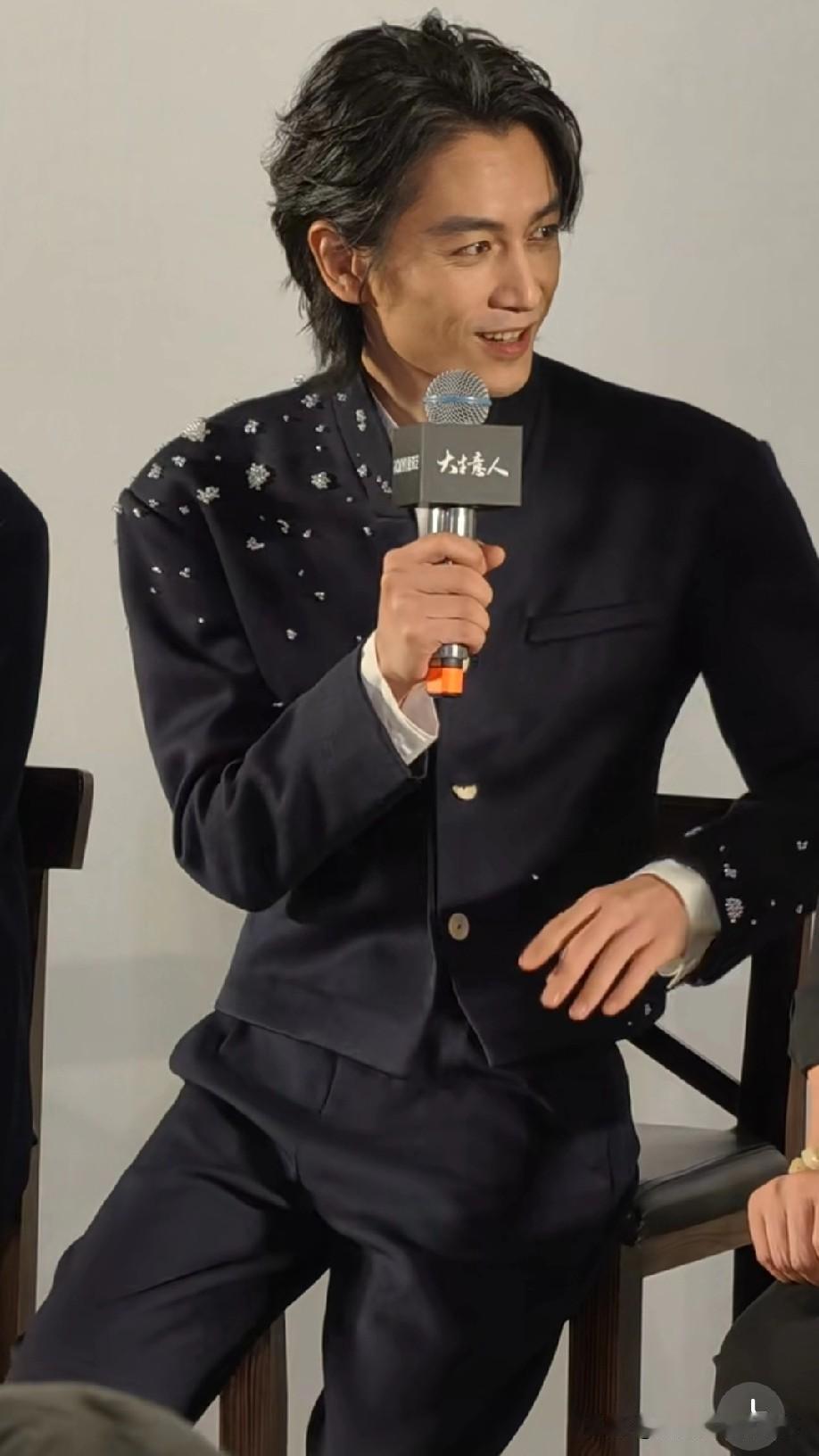 陈晓《大生意人》的剧宣物料看的我瞳孔地震，这也瘦太多了吧！小图以为是谢霆锋，再