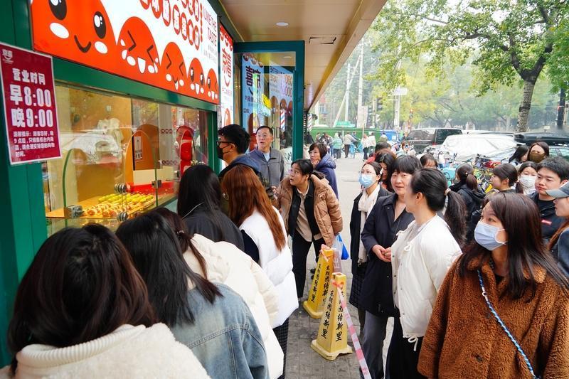 美食界突然杀出个“黑马”——奶皮子糖葫芦，瞬间成了新爆款，引得全民像潮水一般去打