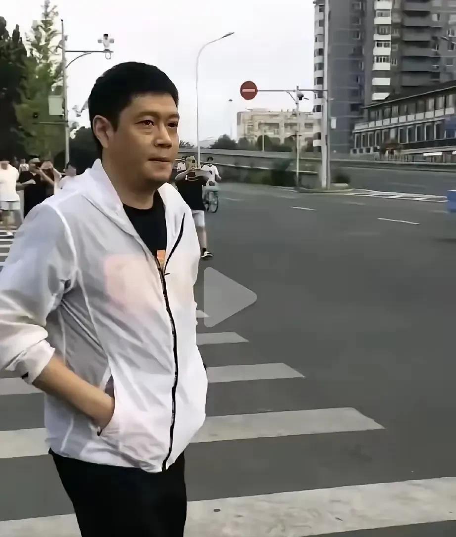 莎莎最近有点忙，忙到都不来训练了，coco也只好约上好哥们翔哥，两人骑着心