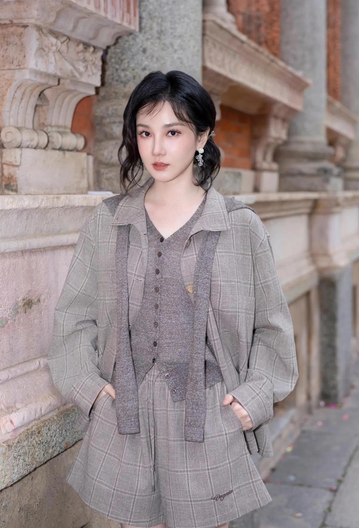 陈小纭又美出新高度！这套格纹套装太绝了🔥浅灰格纹外套+短裤，叠搭针织无袖衫，
