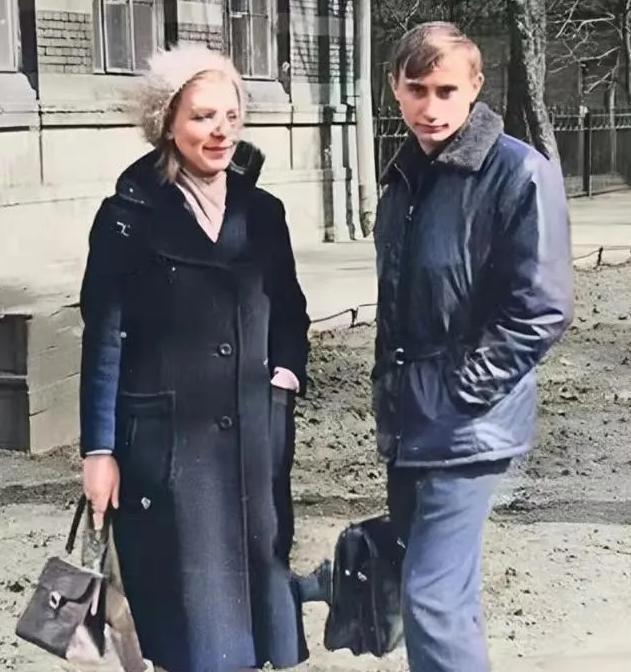 1975年，普京手提皮包，在列宁格勒大学和一个同学的合影，当时的他看上去非常的青