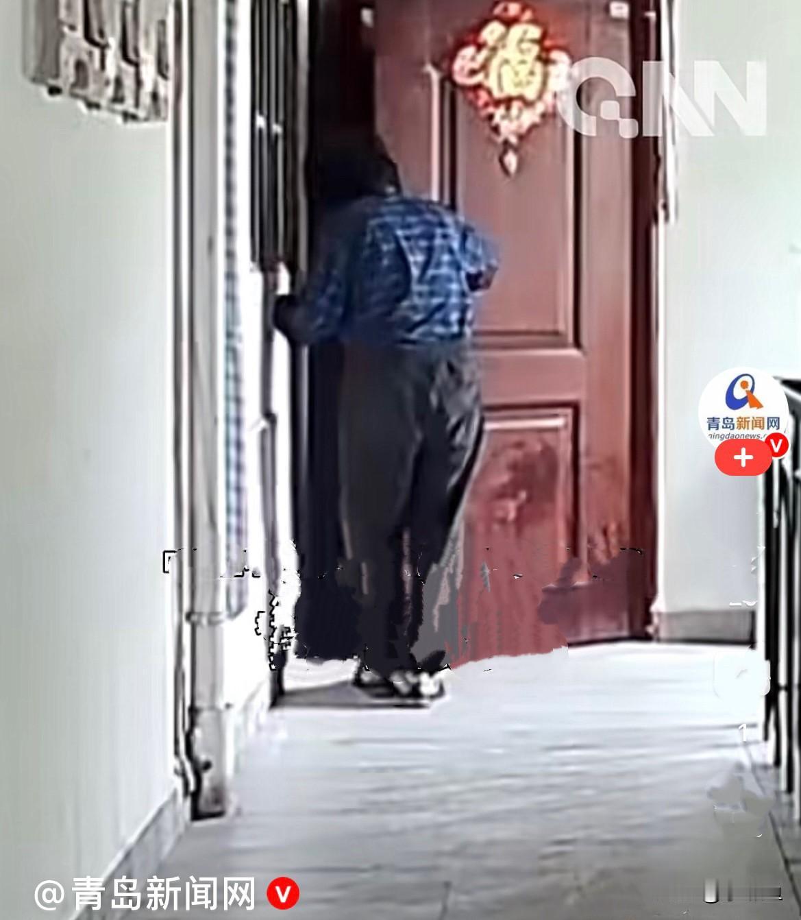 在上海浦东新区凌兆路的一个小区里，一位76岁的独居老人，整整两年活成了所有人眼里