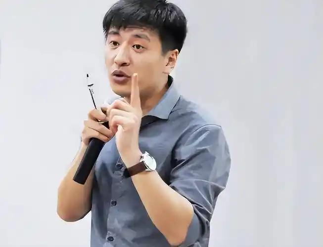 张雪峰老师语录1.家里没矿别谈理想，学习是老实人家孩子唯的出路2.选择比