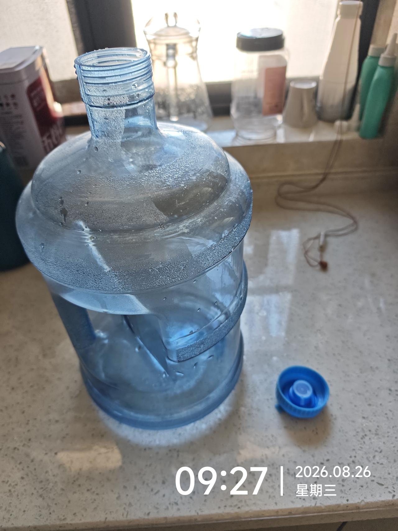 家里的大储水罐，去外面接纯净水的罐子，它有一个盖子，那个盖子是配套的，每次打开后