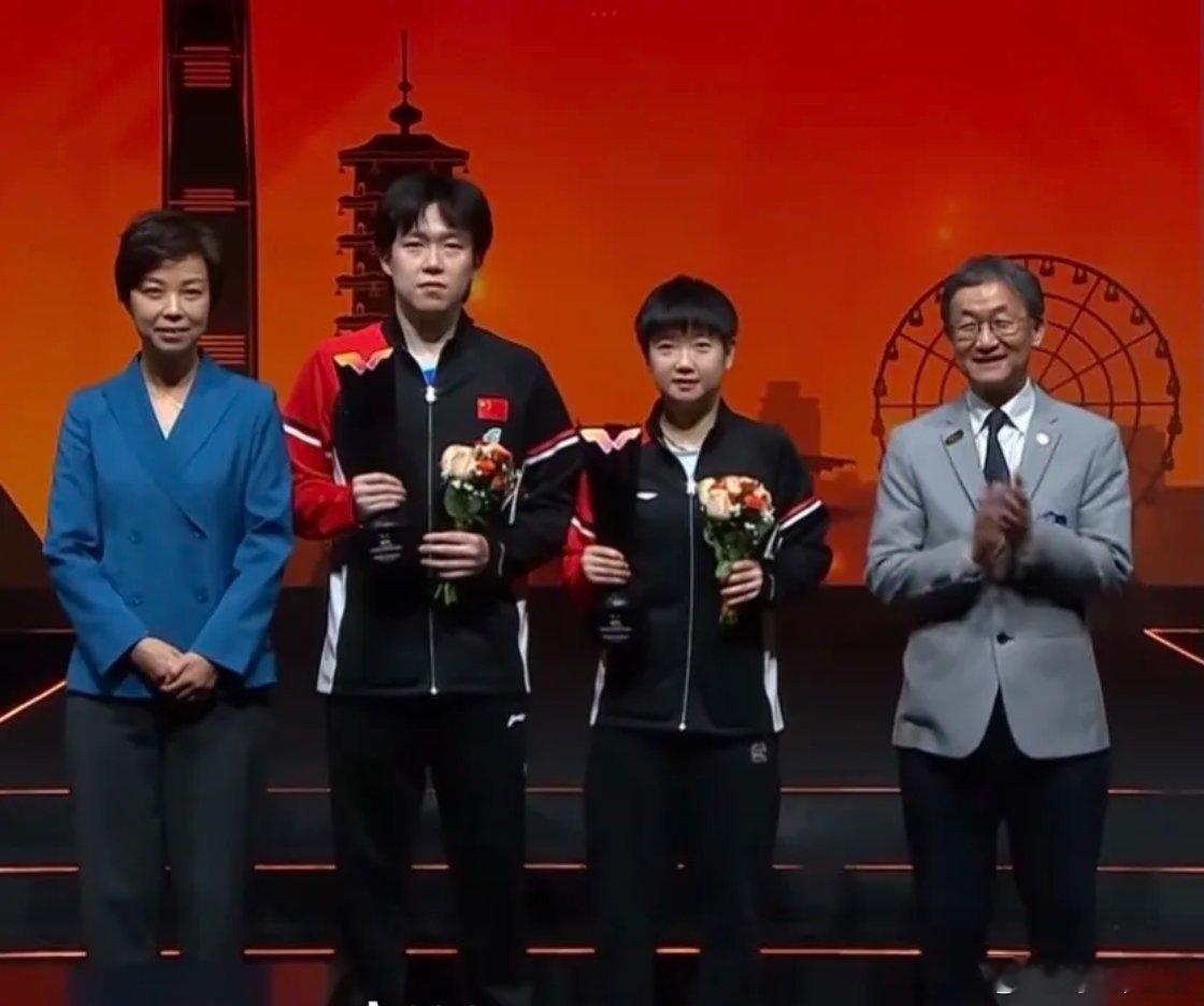 孙颖莎的肿胀脚踝，藏着体育最滚烫的真相红磡体育馆的灯光下，孙颖莎