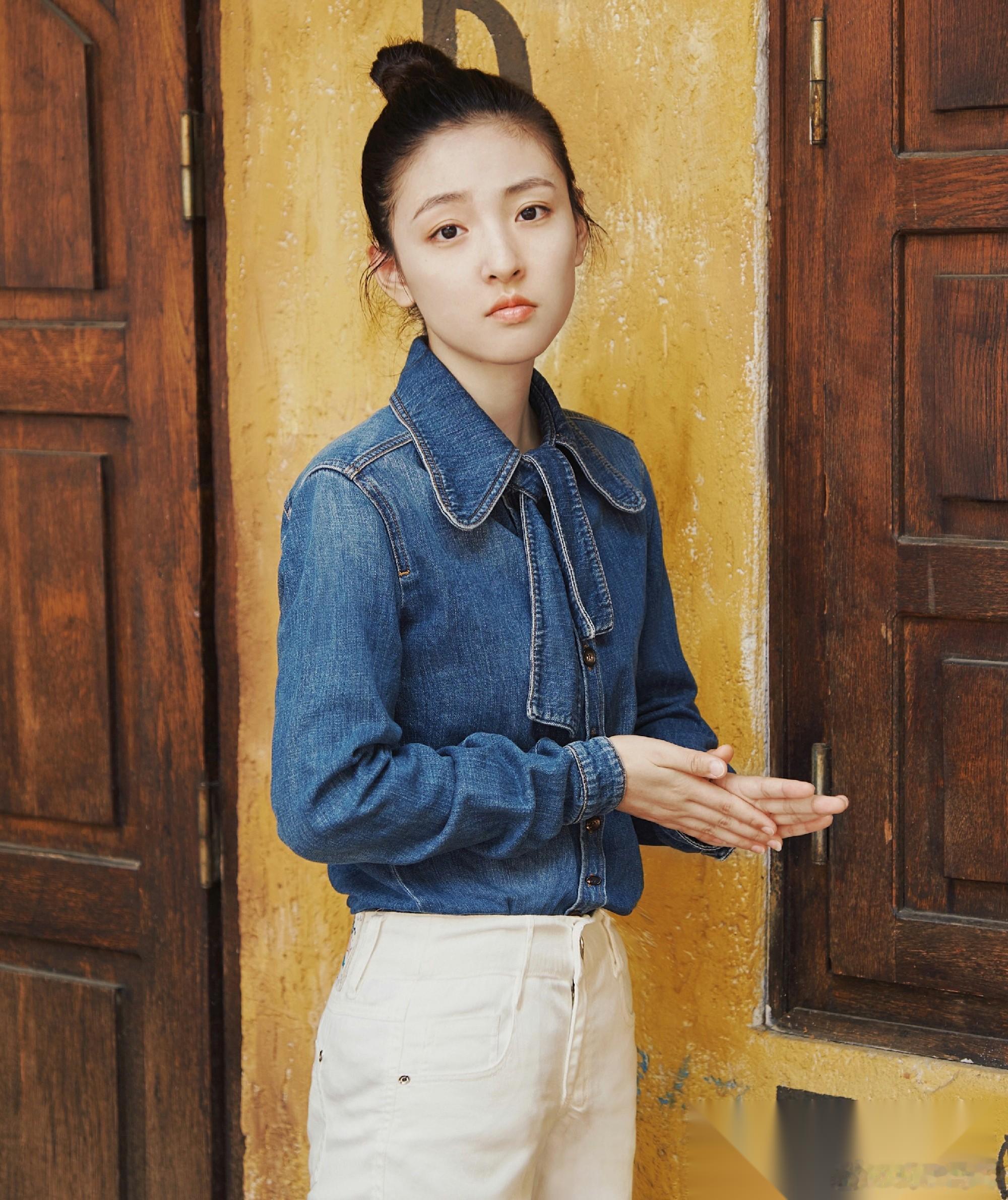主持人问吴倩:“你女儿长得像你吗？”吴倩眉开眼笑地说:“脾气性格非常像我，但她跟