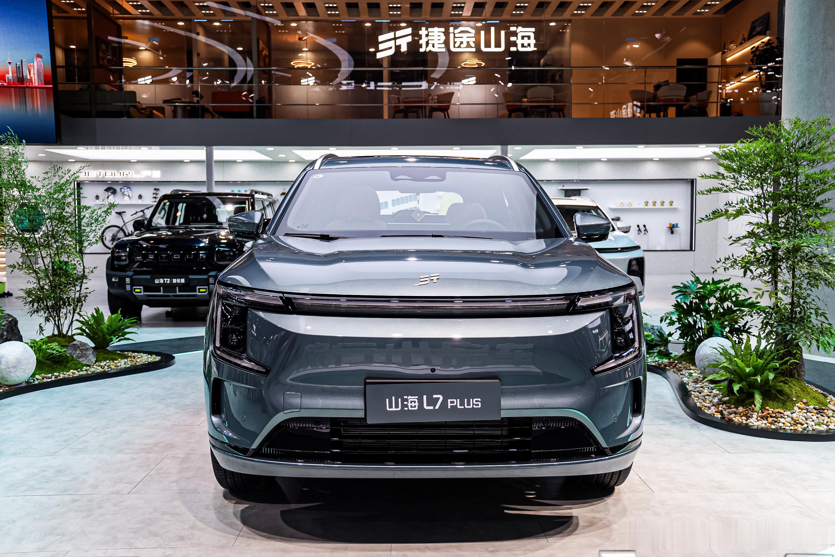 捷途这次带来了山海L7PLUS，定位“长续航豪华电七座SUV”。2820mm轴