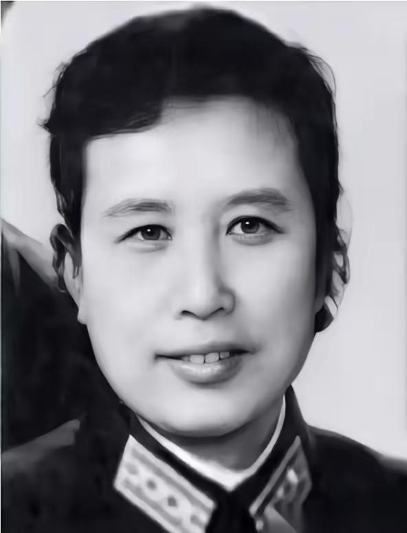 1978年的德国波恩街头，有位被大家亲切叫“熊猫”的老太太，正站在旧书摊前，冷不