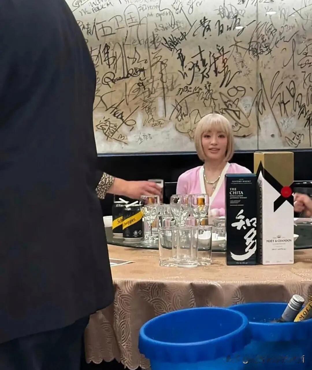 女神47岁了还这么的年轻，本人比电视上看到的精致漂亮，看起来就像是30多岁的女人