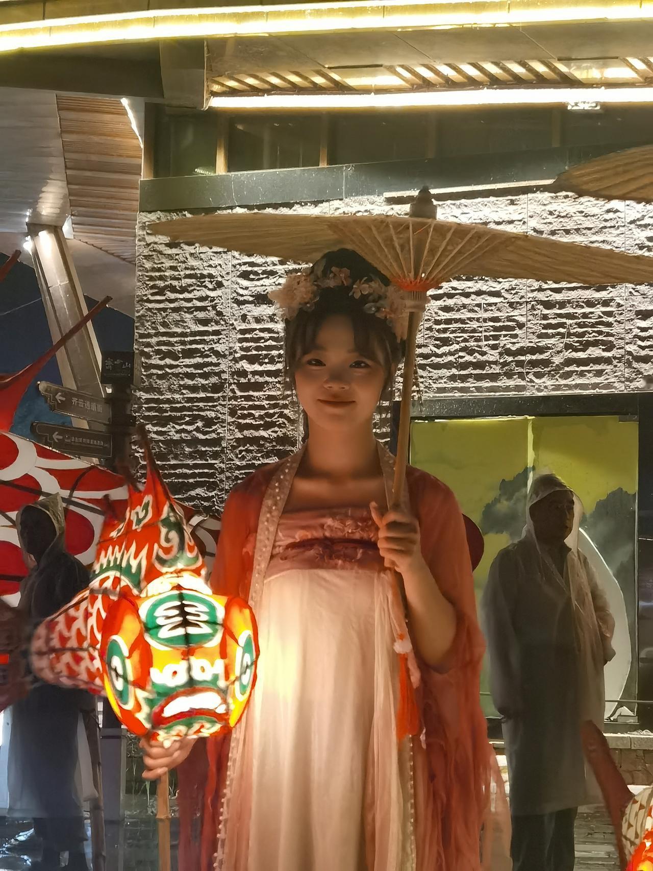 齐云山脚下的夜游值得一看，下着雨也不中断表演，很敬业。到齐云山旅游，建议在