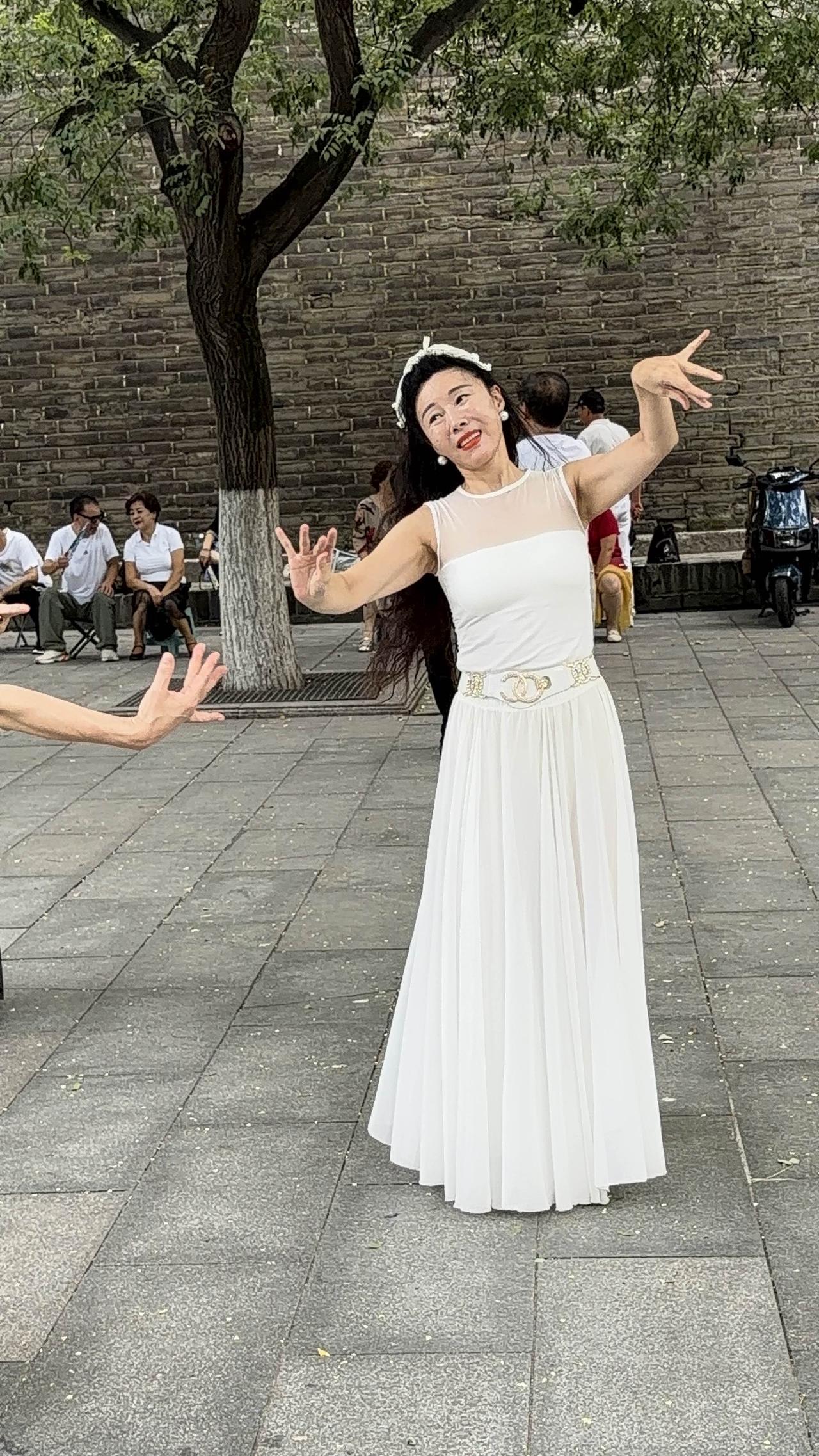 昨天下午4点，我去西安大东门外，欣赏和拍摄新疆舞！昨天西安气温高，下午30多度