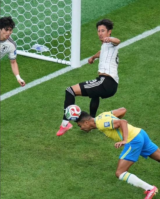 日本成了笑话！日本队1:2不敌巴西，主教练被曝光曾向首相承诺，将努力把大力神杯拿