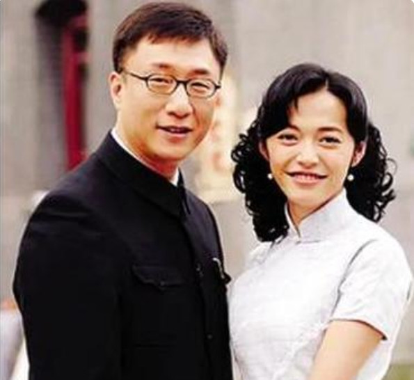 2009年《潜伏》开拍。沈傲君和孙红雷拍完吻戏后，她偷偷跟导演说：“我给你200