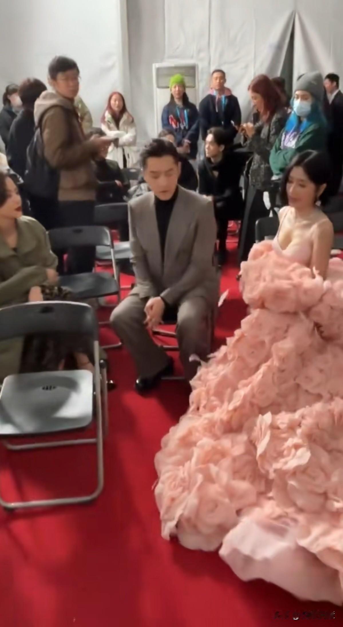 左边辛芷蕾，右边秦岚，都是超级大美女。看是真想看啊，可是又不敢看。胡歌一本