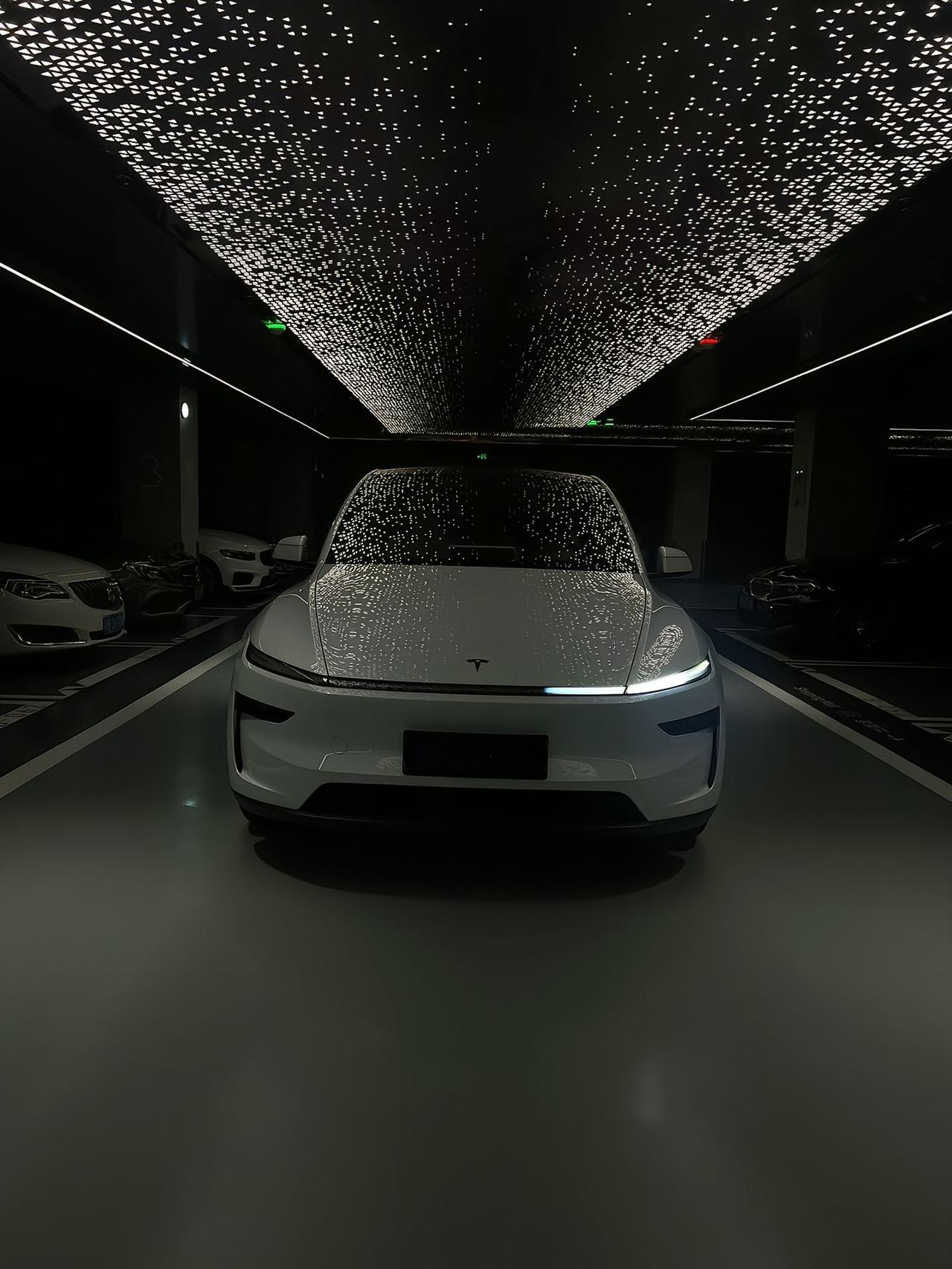 前几天陪朋友去看车，销售小哥嘴里蹦出的“全域智能热管理”、“无图通勤”让我一头雾