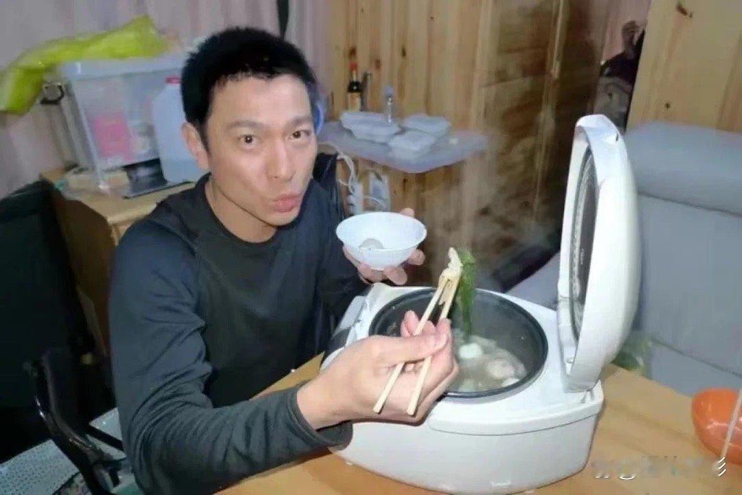 60多岁刘德华一日三餐曝光，网友感叹：太狠了，怪不得看起来像40岁！能够保持健康