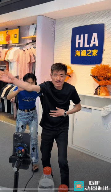 还记得抽着蓝利群、自带江湖气场的网红阿四吧？这位被网友戏称“低配王思聪”的野生