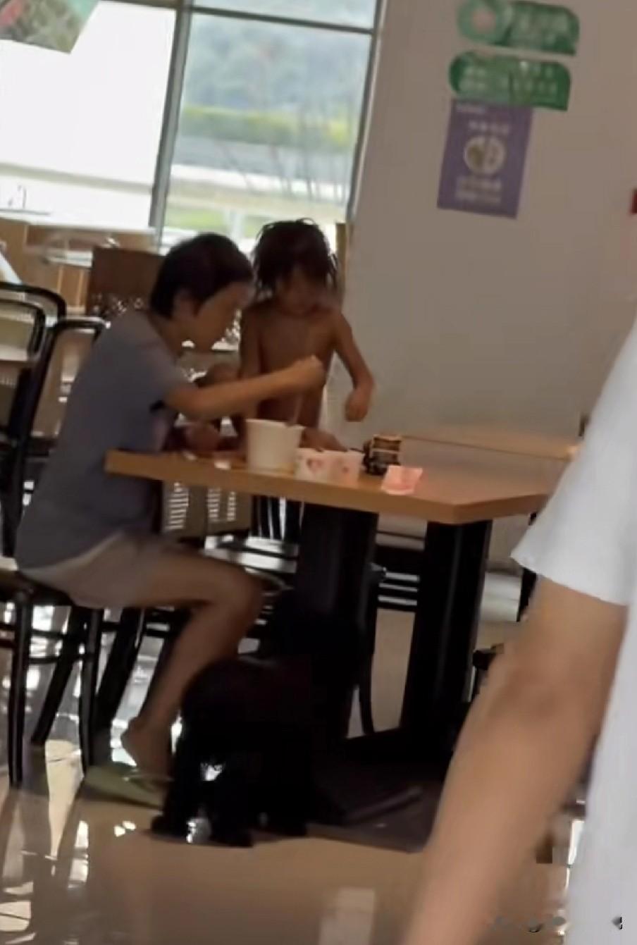 野生小孩一家曾用自驾游面包车里竟然有2处不明骨头，太骇人了！有网友去到这家人的老