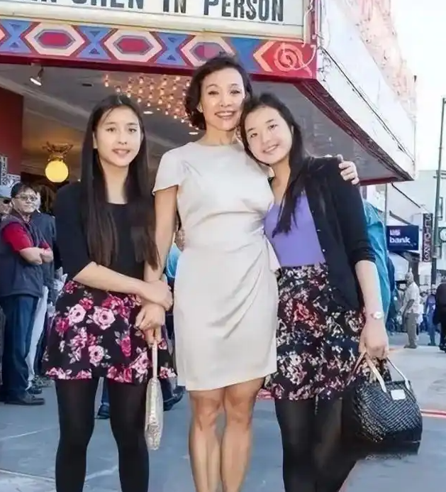 61岁的陈冲把两个女儿养的水灵灵胖乎乎的非常漂亮有灵性，而她却老了。陈冲的脸保