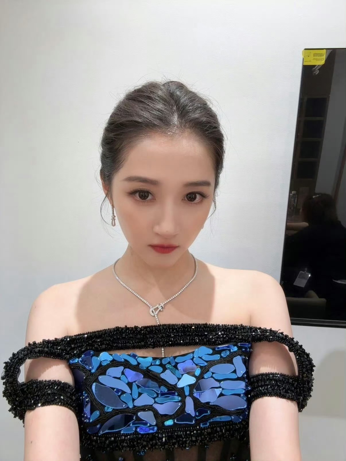 关晓彤发博白玉兰新体验关晓彤发了和张凌赫的合影，和自己美美去照片，美貌直击心头，