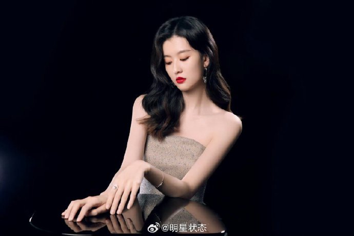 乔欣裙子显得翘臀好肥美啊​​​