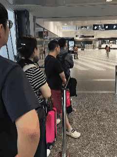 实拍意大利机场海关现场，咱们中国人老老实实站警戒线里排队等候查验，另一边通道其他