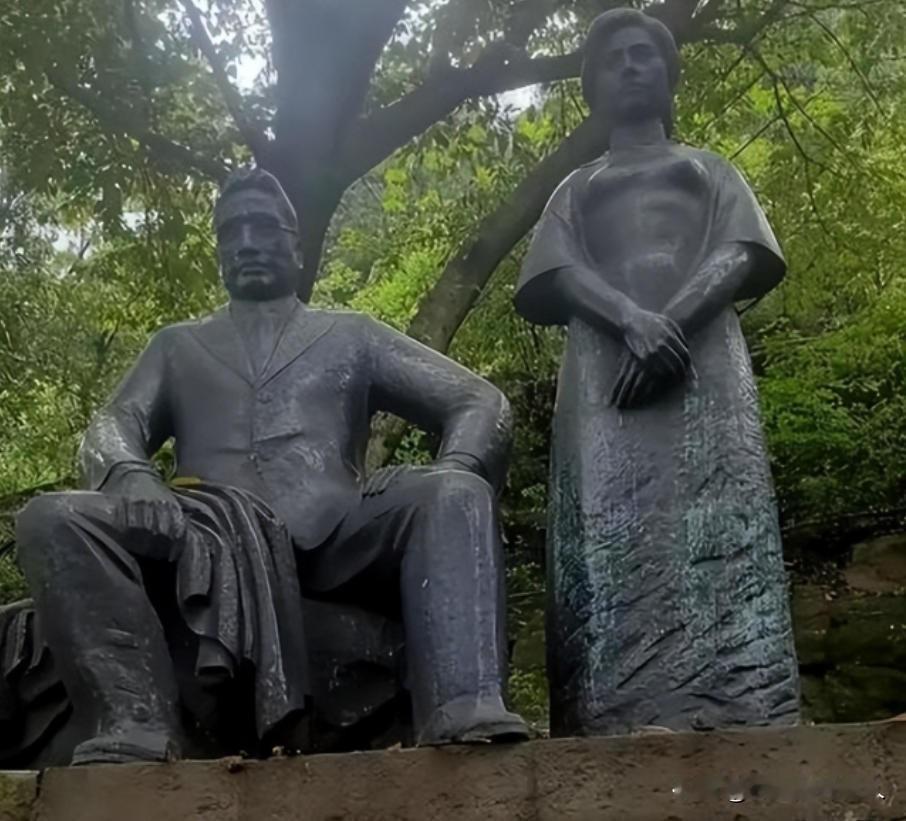 1947年除夕夜，杨虎城的妻子谢葆真被特务绑在床上，从大腿注射毒药。特务们拼命救