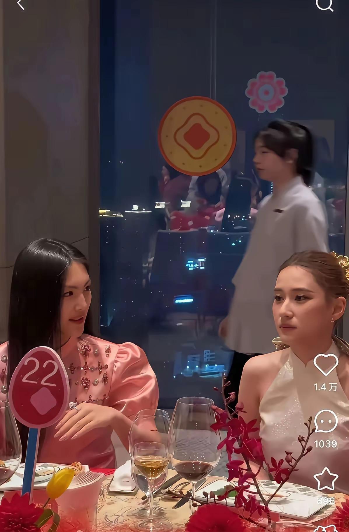 王诗龄才16岁，手真是太漂亮了，这才是千金手，戴着澳白珍珠戒指，坐在何超莲旁边，