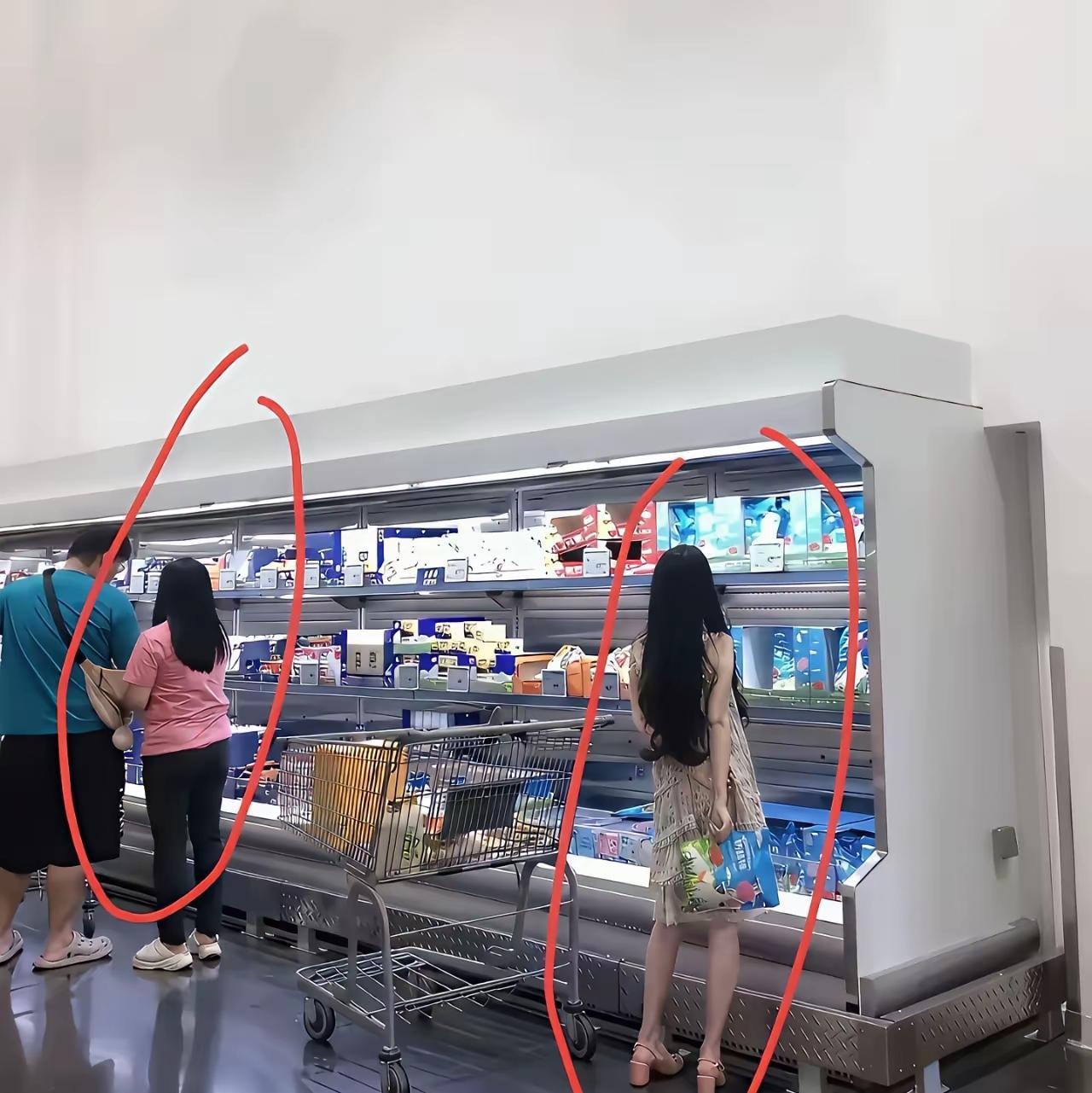 今天去超市，看到一幕，让人有点感慨，一边是一对夫妻，两个人一起挑选食材，另一边是